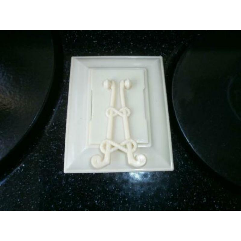 Oud fotolijstje kunststof mt standaardje fotomaat 5,5/4 cm