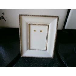 Oud fotolijstje kunststof mt standaardje fotomaat 5,5/4 cm