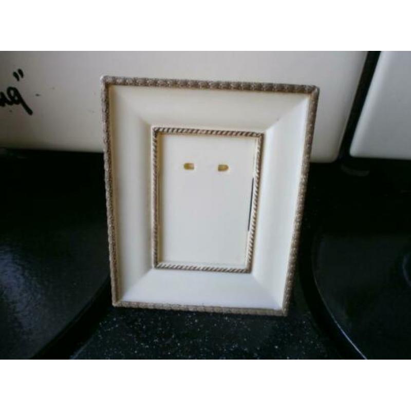 Oud fotolijstje kunststof mt standaardje fotomaat 5,5/4 cm