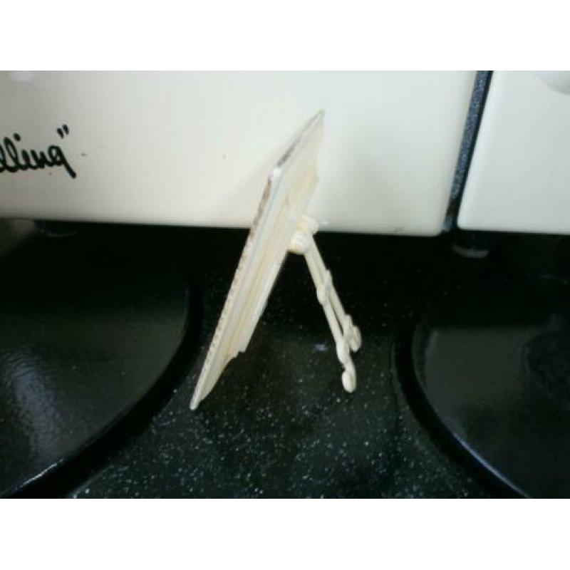 Oud fotolijstje kunststof mt standaardje fotomaat 5,5/4 cm