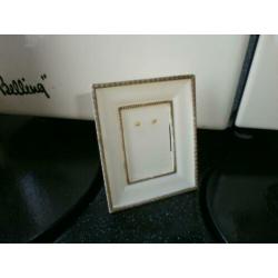 Oud fotolijstje kunststof mt standaardje fotomaat 5,5/4 cm