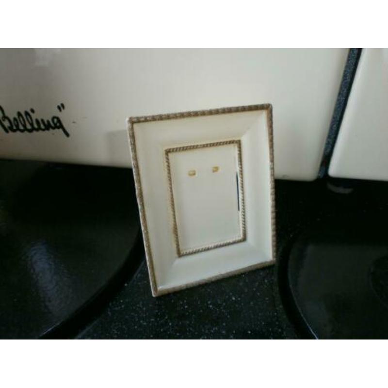 Oud fotolijstje kunststof mt standaardje fotomaat 5,5/4 cm
