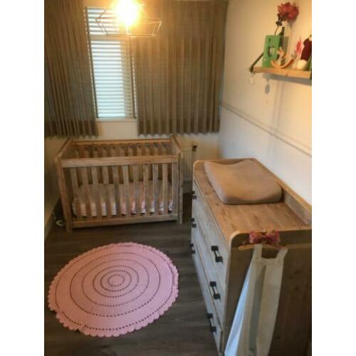 te koop babykamer / ledikant van steigerhout