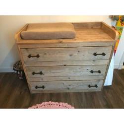 te koop babykamer / ledikant van steigerhout