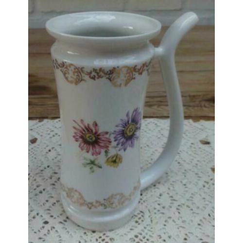 Hoge Tjechische wit porseleinen tuitbeker met bloemen