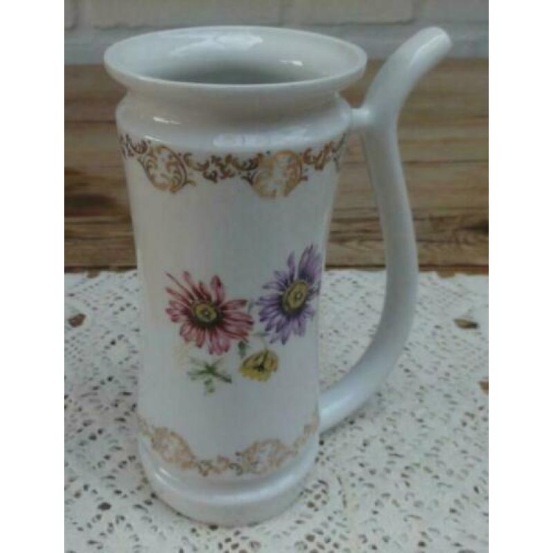 Hoge Tjechische wit porseleinen tuitbeker met bloemen