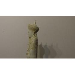 Chinees beeld van koning of heerser met zwaard