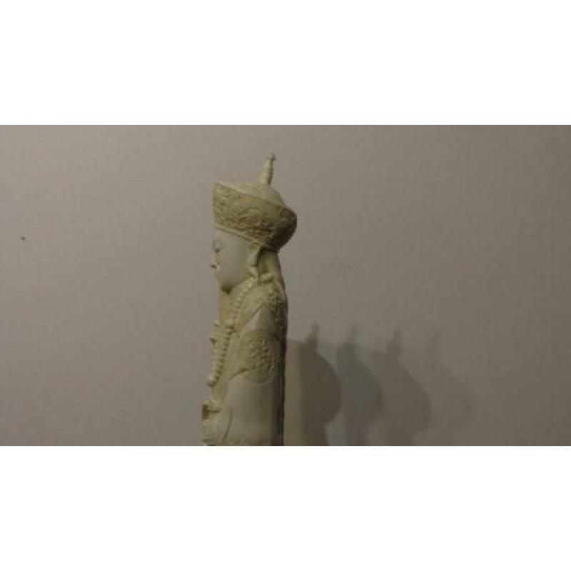 Chinees beeld van koning of heerser met zwaard