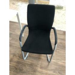 8 arhend stoelen en 4 Ikea tafels