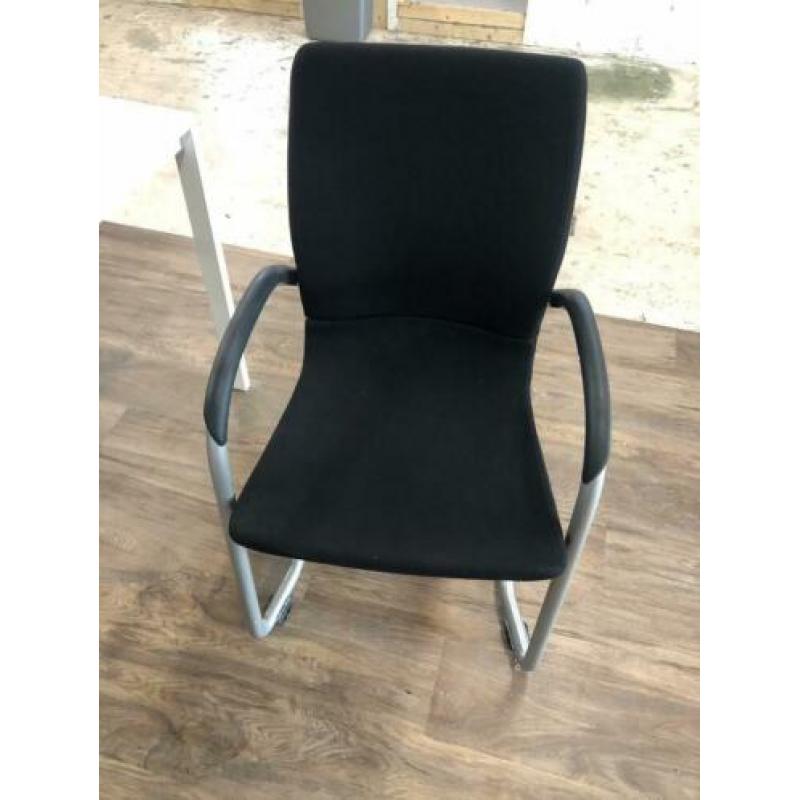 8 arhend stoelen en 4 Ikea tafels