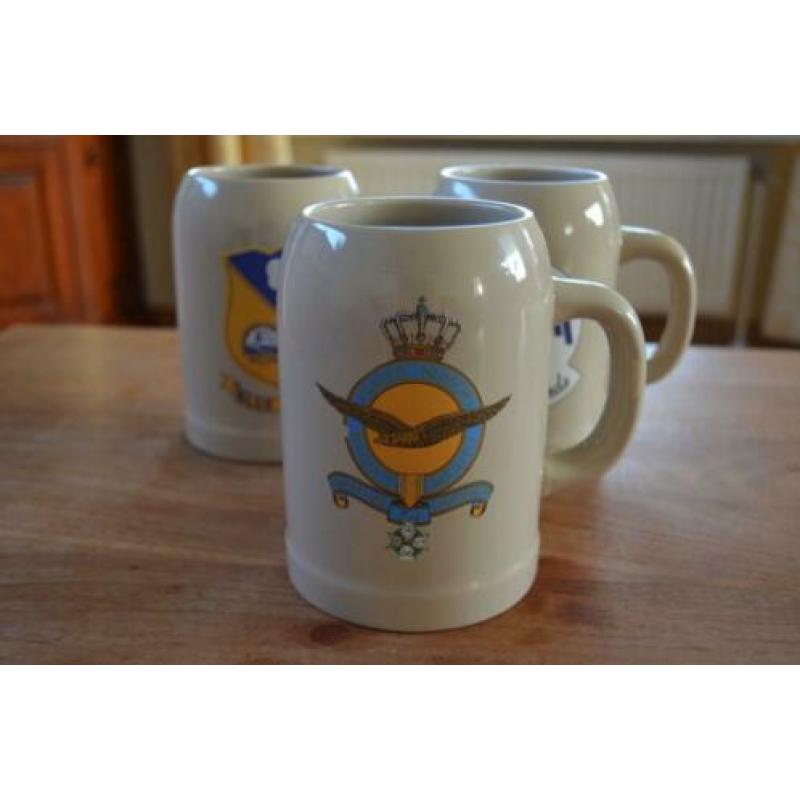 3 bierpullen met logo luchtvaart