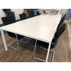 8 arhend stoelen en 4 Ikea tafels