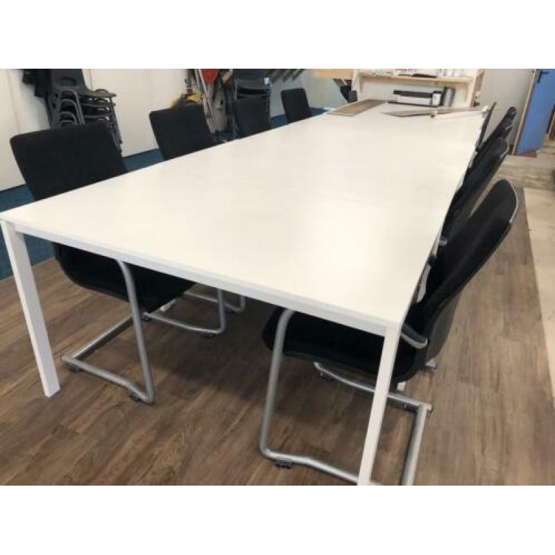 8 arhend stoelen en 4 Ikea tafels