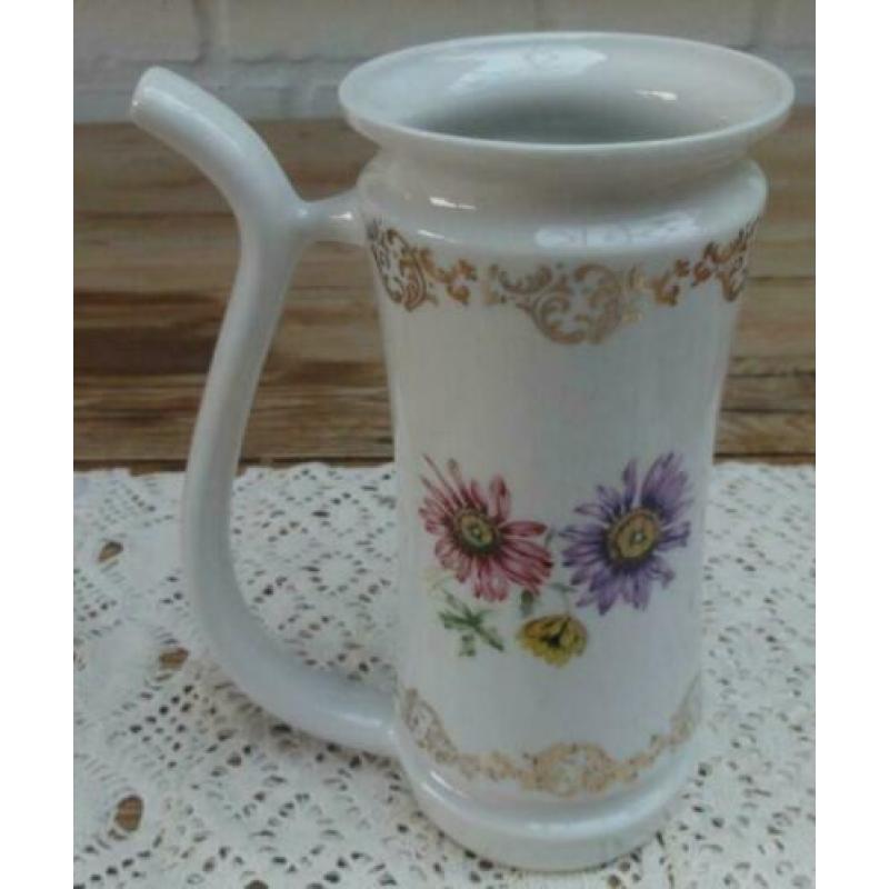 Hoge Tjechische wit porseleinen tuitbeker met bloemen