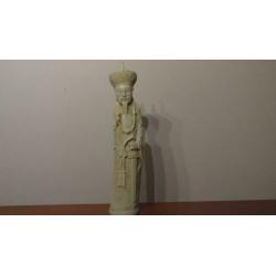Chinees beeld van koning of heerser met zwaard