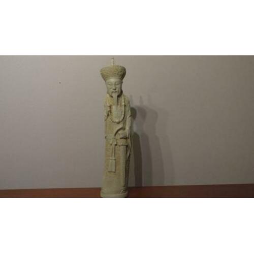 Chinees beeld van koning of heerser met zwaard