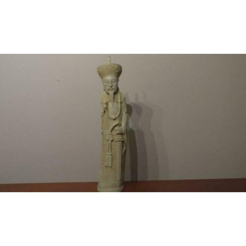 Chinees beeld van koning of heerser met zwaard