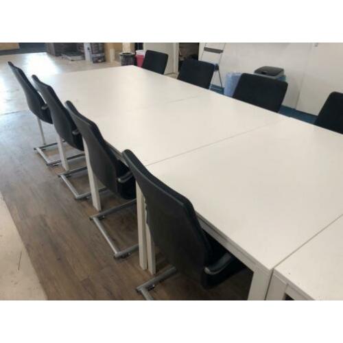 8 arhend stoelen en 4 Ikea tafels