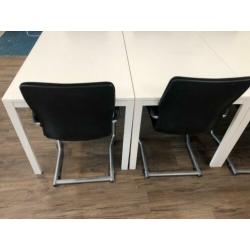 8 arhend stoelen en 4 Ikea tafels