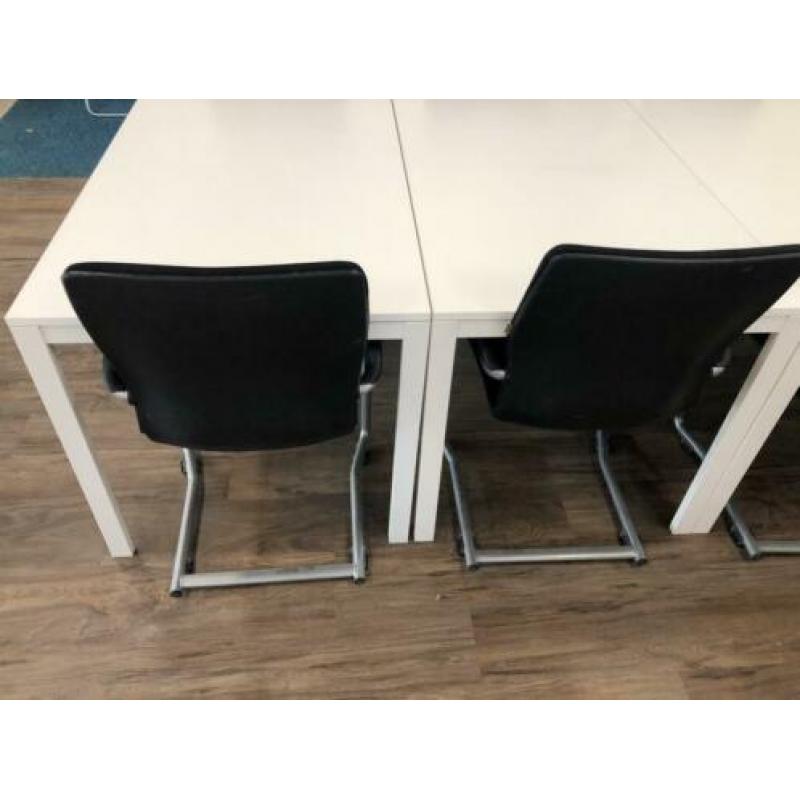 8 arhend stoelen en 4 Ikea tafels