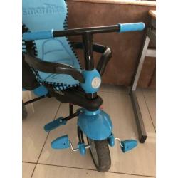 Kinderfiets met duwstang en boodschappentas
