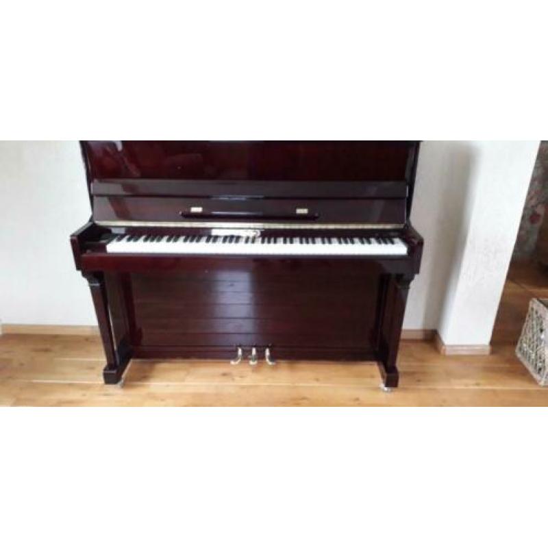 Piano, bordeau rode hoogglans