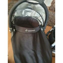 Maxi Cosi wagen met reiswieg en voetenzak.