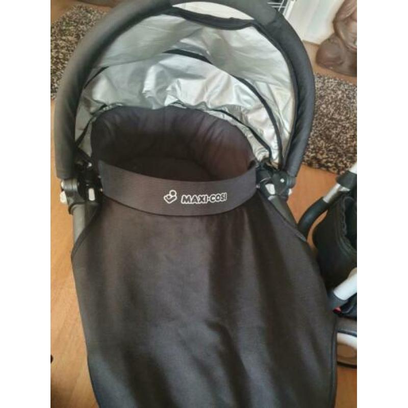 Maxi Cosi wagen met reiswieg en voetenzak.