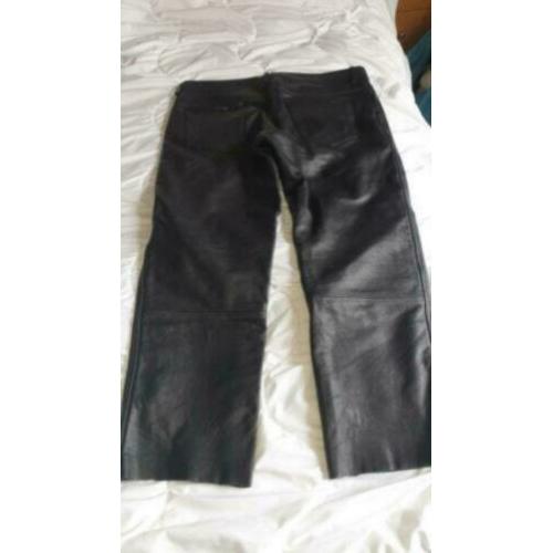 Een nette zwarte leren broek van difimaat 40