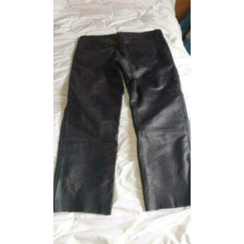 Een nette zwarte leren broek van difimaat 40