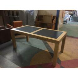 mooie eettafel eiken met zwart ingelegde bladen 180 bij 90