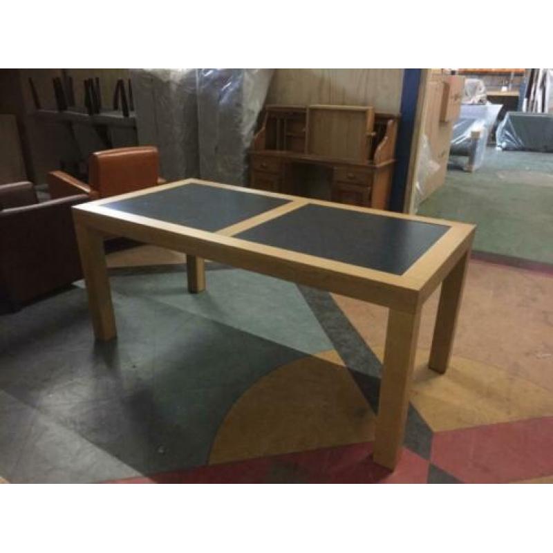 mooie eettafel eiken met zwart ingelegde bladen 180 bij 90