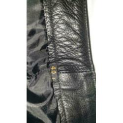 Een nette zwarte leren broek van difimaat 40