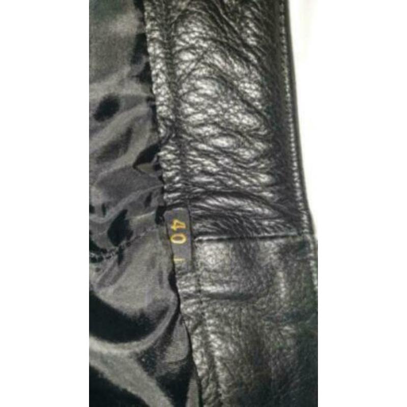 Een nette zwarte leren broek van difimaat 40