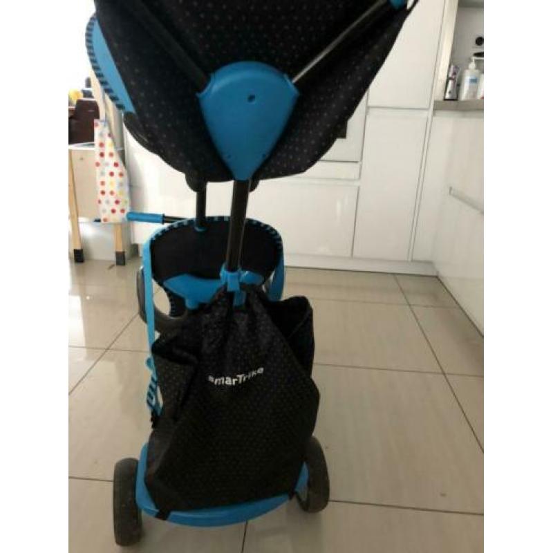 Kinderfiets met duwstang en boodschappentas