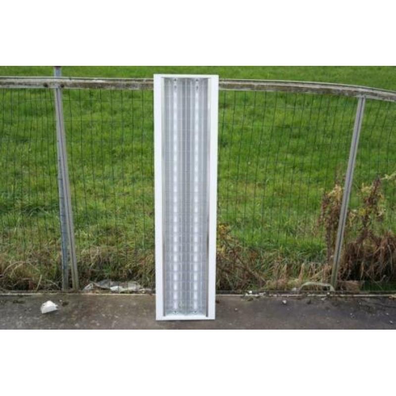 TL armaturen HF incl.2x28W T5 buis 30x120cm €24,-