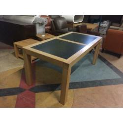 mooie eettafel eiken met zwart ingelegde bladen 180 bij 90