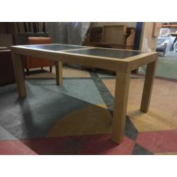 mooie eettafel eiken met zwart ingelegde bladen 180 bij 90