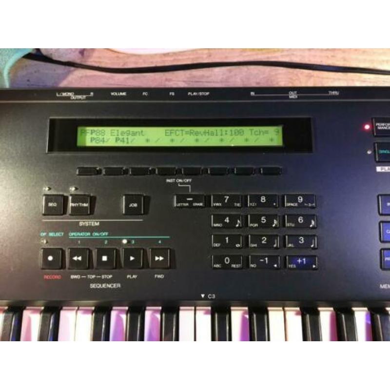 Yamaha V 50 Synthesizer