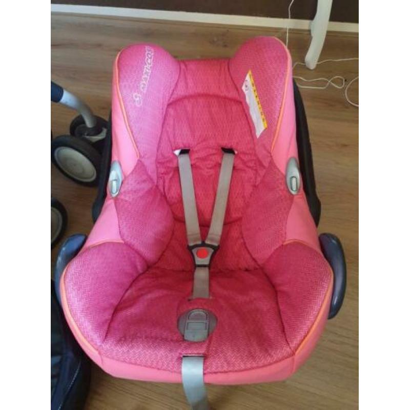 Maxi Cosi wagen met reiswieg en voetenzak.