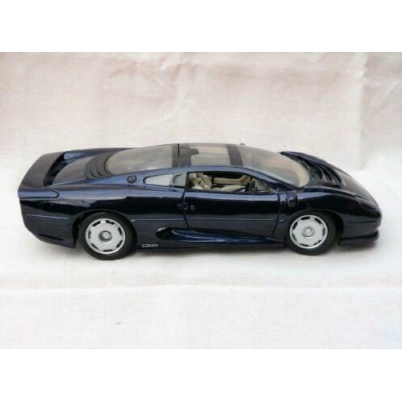 Maisto Jaguar XJ220 donkerblauw.