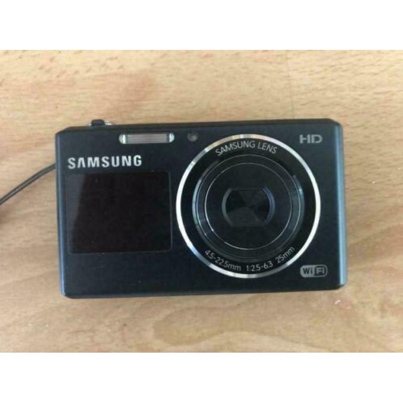 3 digitale fotocamera's, 5 adapters en 5 kabeltjes.