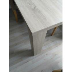 Eettafel met eetkamerstoelen