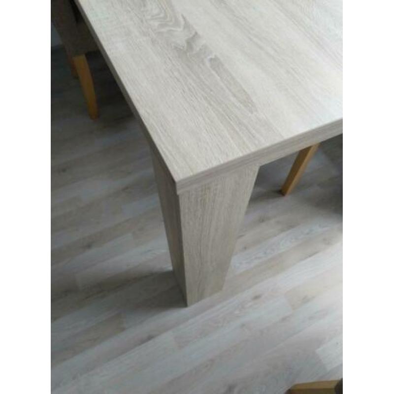 Eettafel met eetkamerstoelen