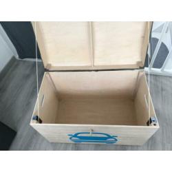 Mooie houten speelgoed/ opberg kist zeer goede staat!