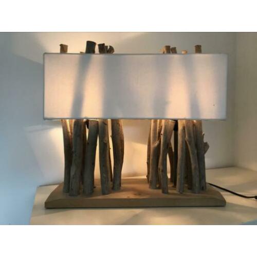 Mooie lamp met kap van stof en houten voet