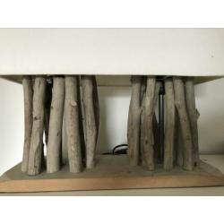 Mooie lamp met kap van stof en houten voet