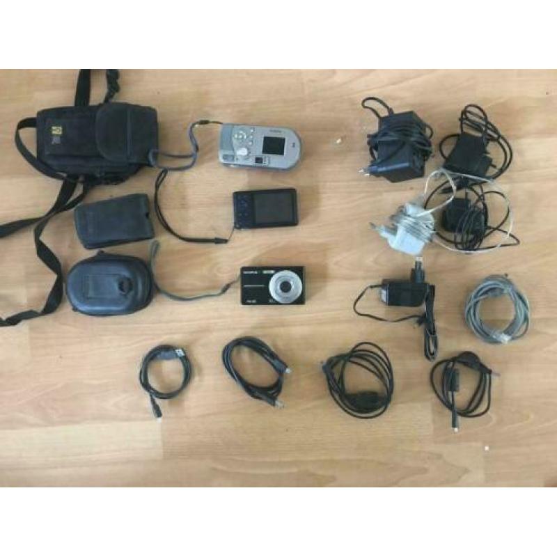 3 digitale fotocamera's, 5 adapters en 5 kabeltjes.