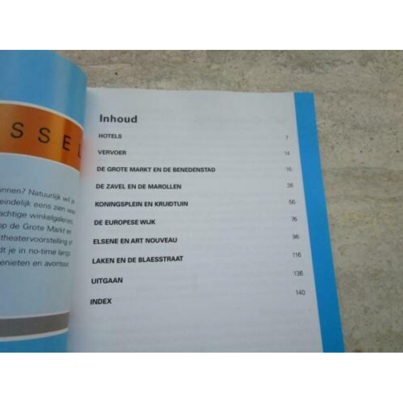 reisgids 100 % Brussel met losse kaart. (3). Zie andere adv