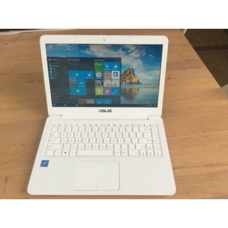 Asus notebook R417M wit
